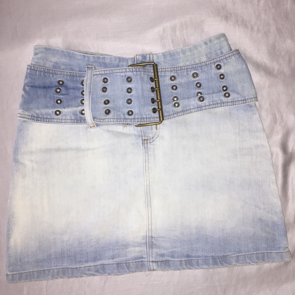 NWOT Bebe light wash belted skirt, XS